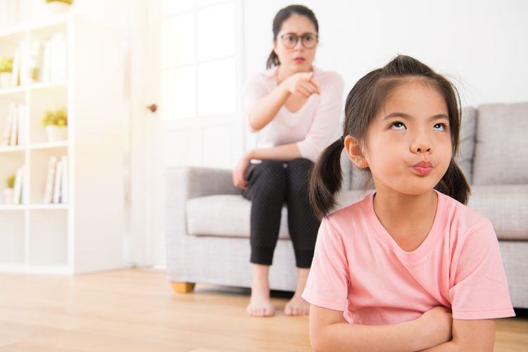consent, Tanpa Disadari, Kebiasaan Orangtua Ini Bisa Melanggar Batasan Anak, Memaksa anak menunjukkan kasih sayang, Mengabaikan perasaan anak saat menolak, Tidak membiasakan meminta izin dalam interaksi, Membiarkan anak diam tanpa memastikan kenyamanannya, Menormalisasi perilaku yang tidak menghargai orang lain, Kurangnya contoh nyata dari orangtua, Membangun kebiasaan kecil yang berdampak besar