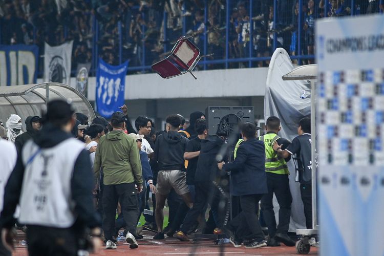 Persipura Jayapura, PSM Makassar, Persib Bandung, sepak bola, Ferry Indrasjarief, Kerusuhan Suporter Terus Berulang, Hukuman Komdis Dinilai Belum Efektif