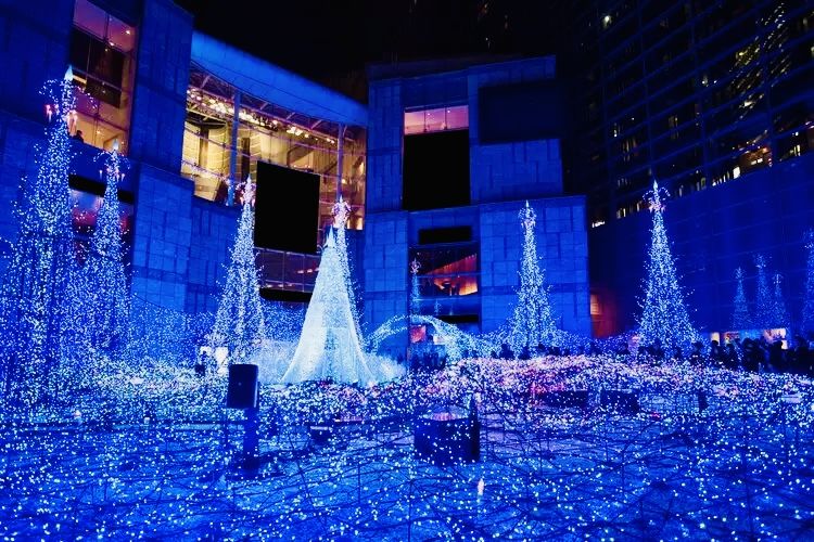 Natal, tradisi Natal, perayaan Natal, Tradisi Natal Unik di Berbagai Negara, dari Nenek Sihir Italia hingga Sepatu Jodoh di Republik Ceko, Italia: Befana, Nenek Sihir Pembawa Hadiah Natal, Austria: Krampus, Sosok Menakutkan Penegur Anak Nakal, Spanyol: El Caganer, Ornamen Natal yang Tak Lazim, Norwegia: Menyembunyikan Sapu Lidi dari Penyihir, Guatemala: Membakar Replika Setan Jelang Natal, Kanada: Mummering, Tradisi Natal ala Topeng Ceria, Republik Ceko: Lempar Sepatu Penentu Jodoh, Ukraina: Sarang Laba-laba Pembawa Keberuntungan, Iran: Puasa Kecil Menyambut Natal, Irlandia: Menyisakan Kudapan untuk Sinterklas