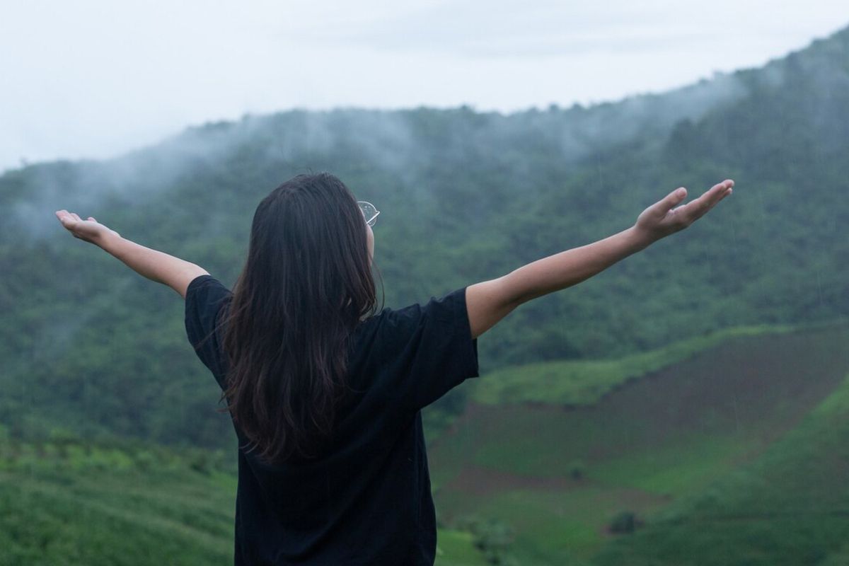cara mencegah stres, cara mencegah cemas berlebihan, cara mengurangi stres karena berita, Menumbuhkan Rasa Optimistis di Tengah Situasi Negeri Sekarang, 1. Kelola ekspektasi, 2. Temukan alasan personal untuk berkontribusi, 3. Latih perspektif positif, 4. Jaga kesehatan fisik dan lingkungan positif
