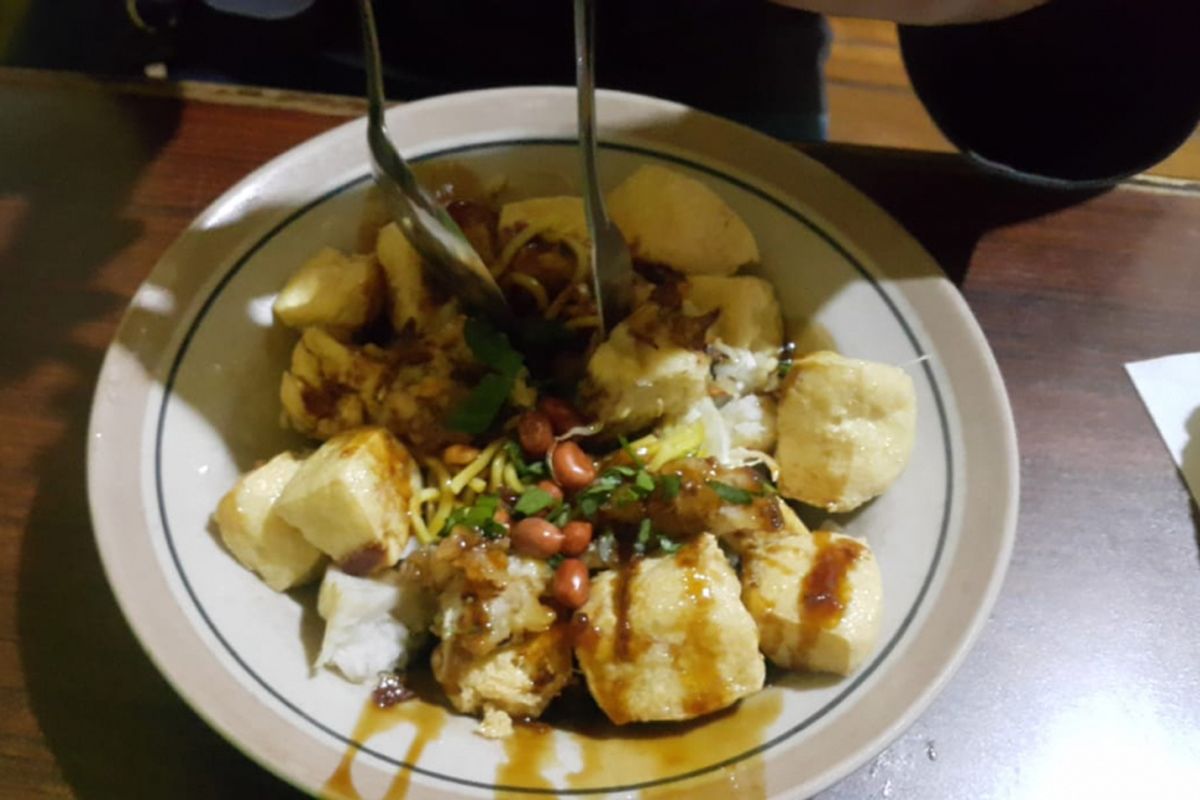 Kupat Tahu Magelang, kupat tahu, tahu kupat, tahu kupat solo, apa bedanya tahu kupat dan kupat tahu, bedanya tahu kupat dan kupat tahu, Tahu Kupat Solo vs Kupat Tahu Magelang, Kuliner Serupa tapi Tak Sama, Sejarah Ketupat dalam Budaya Jawa, Filosofi Laku Papat dalam Ketupat, Tahu Kupat Solo vs Kupat Tahu Magelang, Rekomendasi Tahu Kupat Enak di Solo