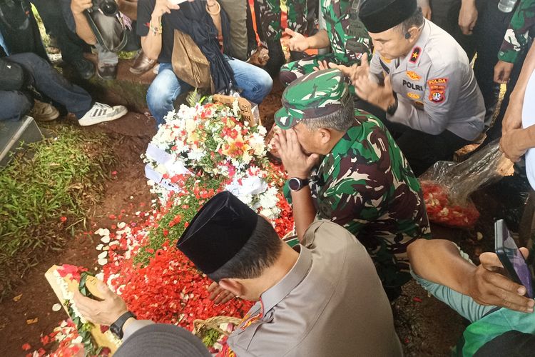 Brimob, TPU Karet Bivak, ojol, Rantis Brimob, Kronologi Insiden Rantis Brimob, Asosiasi Pengemudi Ojol, Ribuan Ojol Antar Jenazah Affan ke TPU Karet Bivak, Korban Rantis Brimob, Solidaritas Sopir Ojol dalam Pengantaran Jenazah, Kronologi Insiden Rantis Brimob, Kapolri Minta Maaf dan Penanganan Kasus, Seruan Asosiasi Pengemudi Ojol