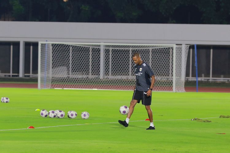 Clash of Legends, Patrick Kluivert, Dewa United, Timnas Indonesia, Cara Promotor Yakinkan Patrick Kluivert Kembali ke Indonesia