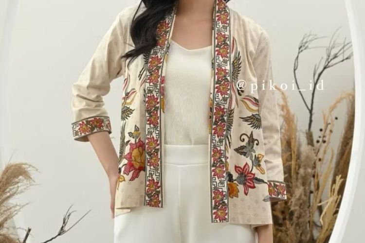 rekomendasi batik wanita, rekomendasi batik wanita modern, batik wanita kekinian, batik modern wanita hijab, vest batik kekinian, 5 Rekomendasi Baju Batik Wanita, Modern dan Kekinian, 1. Blouse batik Bhatara Batik, 2. Blazer batik Pikoi_id, 3. Batik blouse berlengan ruffle Callie Tamami, 4. Kebaya batik Assojar Fashion Ethnic, 5. Blouse batik Nayara