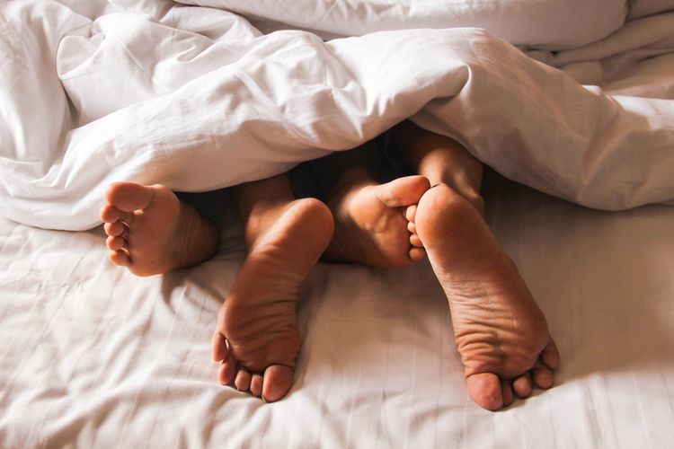 dokter obgyn, dokter obstetri dan ginekologi, kesehatan intim perempuan, tips menjaga organ reproduksi wanita, tips menjaga kesehatan organ reproduksi wanita, 4 Cara Menjaga Kesehatan Organ Intim Perempuan, Selalu Ganti Pakaian Dalam, 1. Rutin mengganti pakaian dalam dan pembalut, 2. Tidak menahan buang air kecil dan cukup minum air putih, 3. Menjaga kebersihan sebelum dan sesudah hubungan intim, 4. Pentingnya vaksinasi HPV