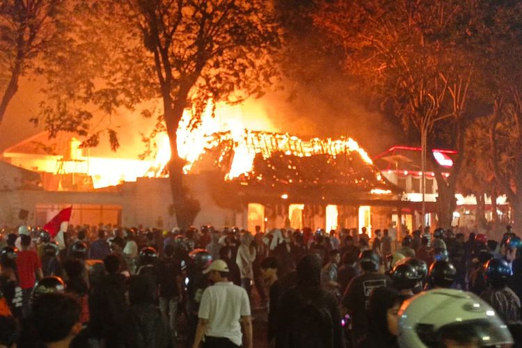 Gedung Negara Grahadi, Grahadi Surabaya, demo Surabaya, grahadi dibakar massa, Gedung Negara Grahadi yang Berdiri sejak 1794 Hangus Terbakar, Saksi Sejarah Jawa Timur