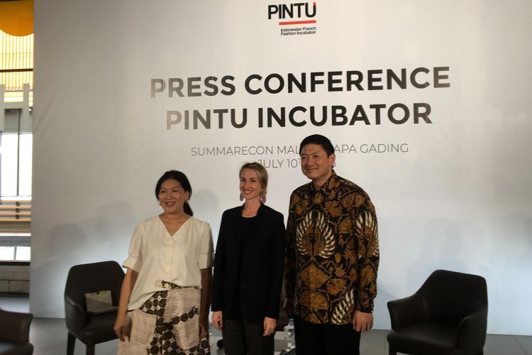 Residency Program, PINTU Incubator, desainer Perancis, Emmanuel Macron, Presiden Perancis, emmanuel macron, desainer perancis, program residensi desainer, residency program, PINTU Incubator Bawa Desainer Perancis Belajar Batik dan Tenun di Indonesia
