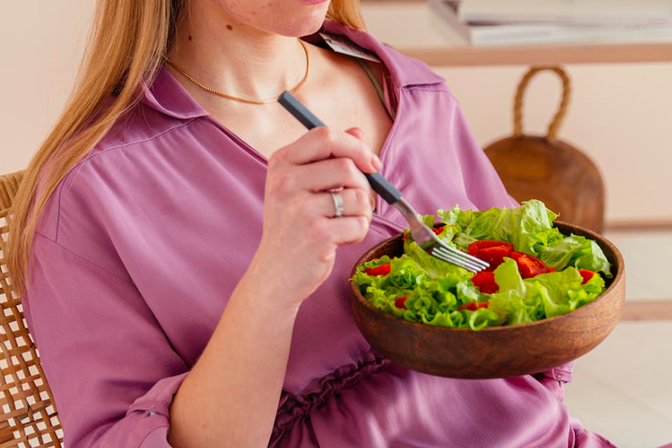 gaya hidup sehat, menghitung kalori, Saat Diet Mengendalikan Hidup: Kisah Perempuan yang Lepas dari Obsesi Hitung Kalori, Saat makanan tak lagi sekadar makanan, Ketika menghitung kalori mulai mengendalikan hidup, Dampaknya tidak hanya pada berat badan, Memutuskan berhenti menghitung kalori, Apa yang berubah setelah berhenti?