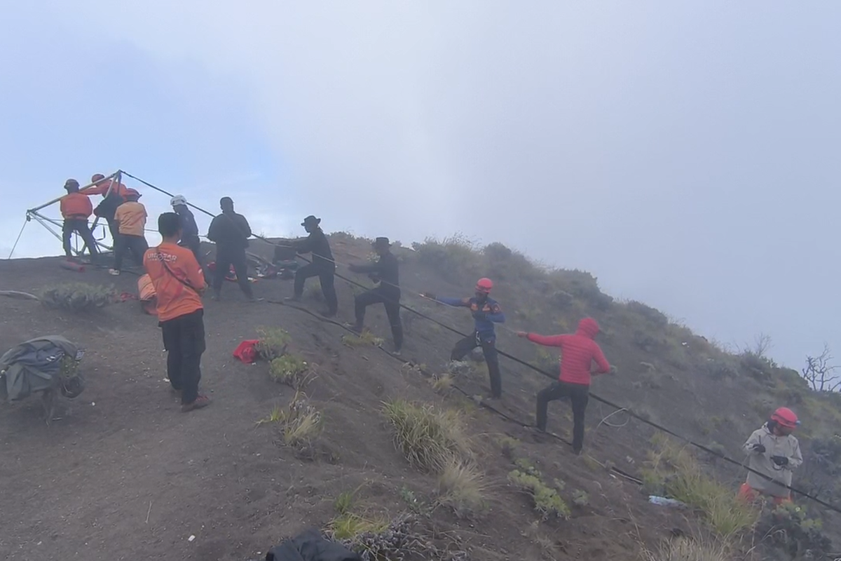 Gunung Rinjani, cuaca ekstrem, BMKG, evakuasi pendaki Brasil, Juliana Marins, Tim SAR, Basarnas, tim SAR, evakuasi pendaki brasil, BMKG Ungkap Penyebab Cuaca Ekstrem di Rinjani, Hambat Tim SAR Evakuasi Pendaki Juliana Marins