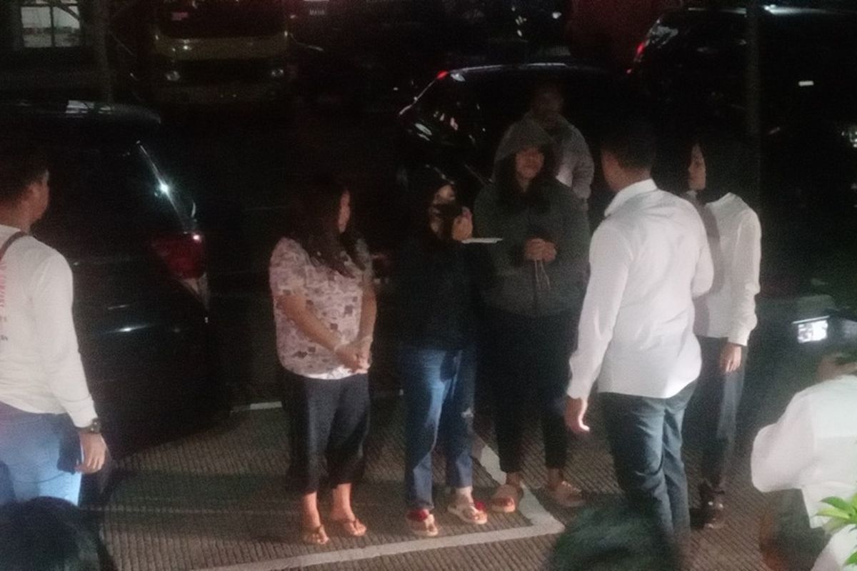 Jawa Barat, perdagangan bayi, penjualan bayi, Bandung, bandung, jawa barat, sindikat penjualan bayi ke Singapura dibongkar, sindikat penjualan bayi, sindikat penjualan bayi ke singapura, Sindikat internasional, sindikat jual bayi, 5 Fakta Sindikat Perdagangan 24 Bayi ke Singapura, 12 Perempuan Jadi Tersangka, 1. Polisi Selamatkan 6 Bayi, Dijual dengan Harga Rp 11-16 Juta, 2. Bayi Sudah Dilengkapi Dokumen dan Paspor, 3. Beroperasi Sejak 2023, 24 Bayi Dijual, 4. Modus Operandi, Bayi Dipesan Sejak dalam Kandungan, 5. Bayi Dibawa ke Rumah Sakit untuk Pemeriksaan Kesehatan