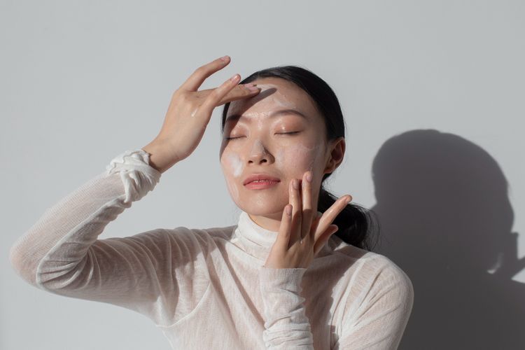 sunscreen, tabir surya, tips pakai sunscreen, pakai sunscreen di dalam ruangan, cara pakai sunscreen, bolehkah pakai sunscreen di dalam ruangan, cara penggunaan sunscreen, Cara Pakai Sunscreen yang Benar Menurut Ahli, Termasuk Saat di Dalam Ruangan