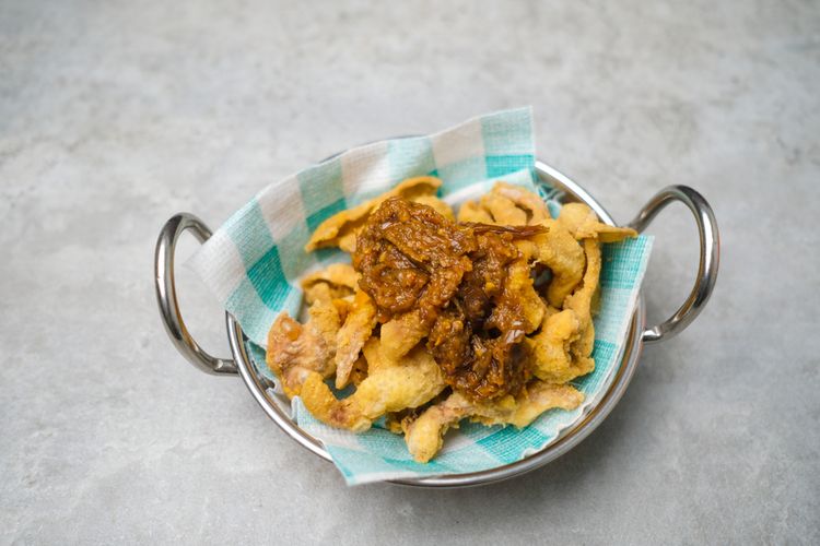 kulit ayam goreng, kulit ayam goreng crispy, kulit ayam goreng tepung, cara bikin kulit ayam renyah, Trik Bikin Kulit Ayam Tanpa Tepung yang Crispy Anti Melempem, Kuncinya Kukus Dulu, Trik Bikin Kulit Ayam Tanpa Tepung, Cara membuat Kulit Ayam Tanpa Tepung, Kenapa harus dikukus dulu?, Peran baking powder dalam kerenyahan, Tips tambahan agar hasil lebih maksimal