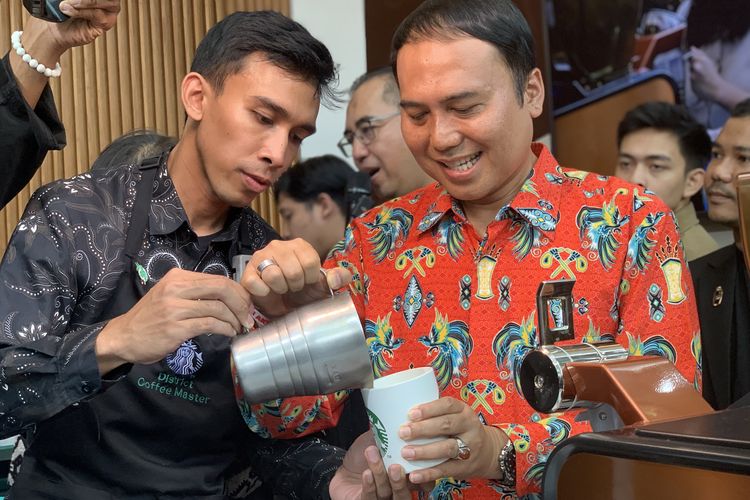 starbucks, rekor muri starbucks indonesia, rekor muri kelas latte art terbanyak starbucks indonesia, juara Starbucks Latte Art Championship 2025, 300 Gerai Starbucks Indonesia Gelar Kelas Latte Art Serentak, Catat Rekor MURI