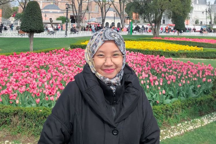 Kuat Bukan Berarti Harus Sendiri, Refleksi Perempuan Tangguh Masa Kini, Mandiri Sejak Kecil, Ketika Mandiri Berubah Menjadi Beban, Belajar Menjadi Anak, Kuat Tidak Harus Sendiri