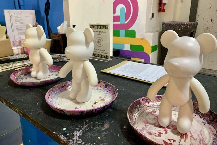 artplay studio pullman, ArtPlay Studio bogor, harga tiket masuk ArtPlay Studio, aktivitas di ArtPlay Studio, wisata seni di puncak bogor, Harga Tiket ArtPlay Studio di Ciawi, Wahana Seni Neon Painting, Regular Painting (melukis di atas kanvas), Neon Painting (melukis dengan cat neon), Clock Painting, Bearbrick Painting