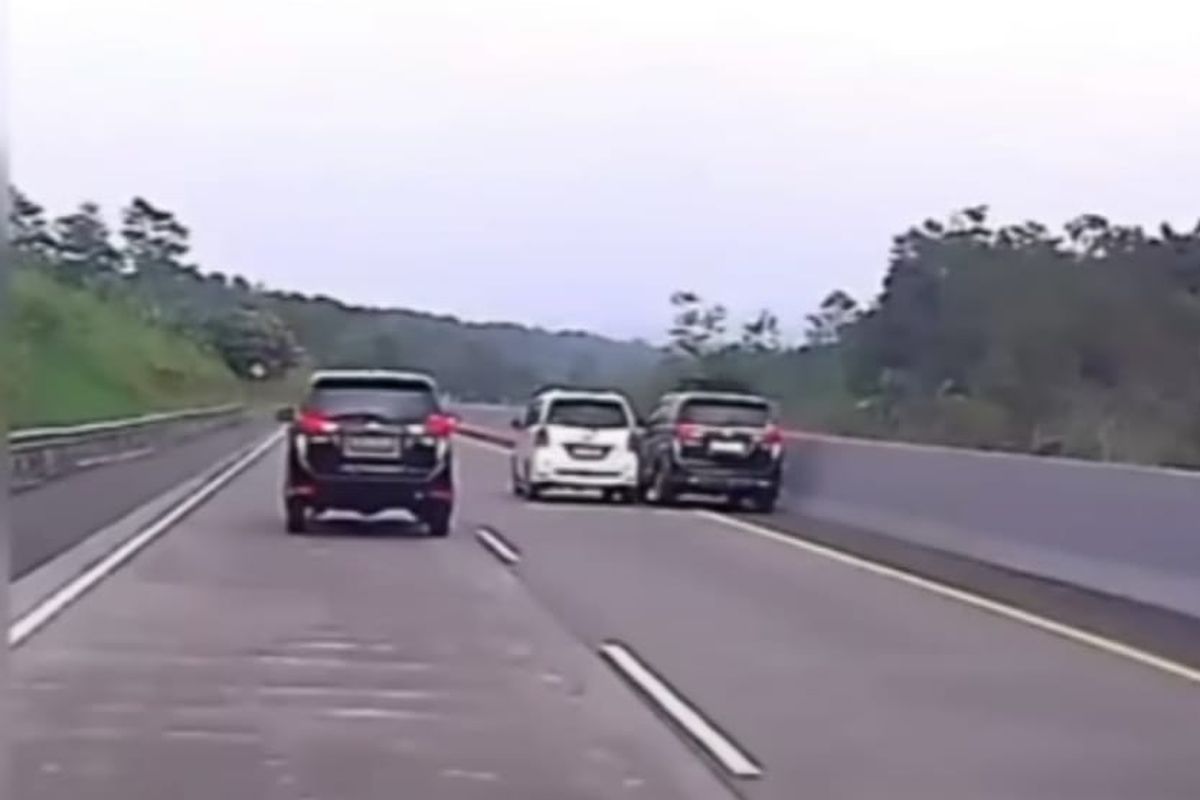 lane hogger, jalan tol, Fenomena Lane Hogger Menyebabkan Budaya Menyalip dari Sisi Kiri di Jalan Tol