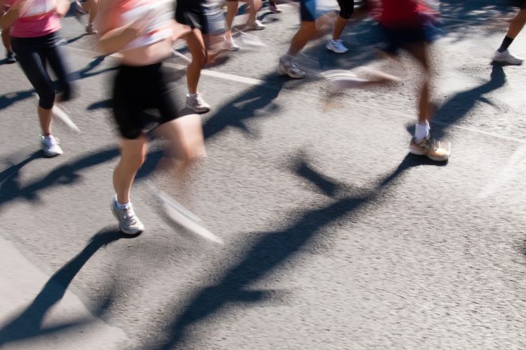 lari saat puasa, lari jarak jauh, Tetap Long Run Saat Puasa? Dokter Ingatkan 2 Risiko Ini, Durasi lari jarak jauh membutuhkan persiapan, Risiko dehidrasi saat lari, Risiko hipoglikemia, Perhatikan waktu olahraga
