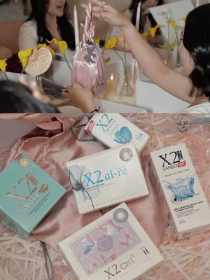 souvenir bridesmaid, Ranty Maria, Intip 10 Isi Souvenir Bridesmaid Ranty Maria, dari Pajamas hingga Hair Styler, 1. Pajamas, 2. Tas tangan bernuansa netral, 3. Sunscreen dan lip serum, 4. Kipas mini yang praktis, 5. Hair brush untuk perawatan rambut, 6. Produk perawatan rambut, 7. Hair styler premium, 8. Lensa kontak, 9. Gelang charms dengan sentuhan personal, 10. Love letter personal