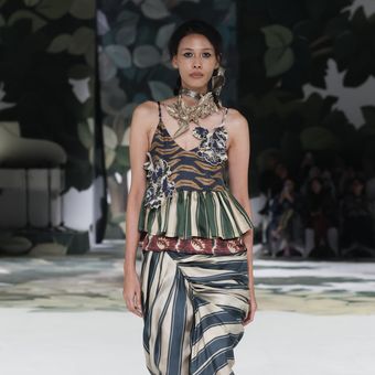 Patina, fesyen, Biyan, BIYAN Persembahkan Patina, Keindahan yang Ditempa Waktu dan Alam, Keindahan yang tumbuh bersama waktu, Tekstur dan aksesori mencuri perhatian, Sentuhan Timur dan Barat dalam satu panggung, Mariana Renata membuka pertunjukan
