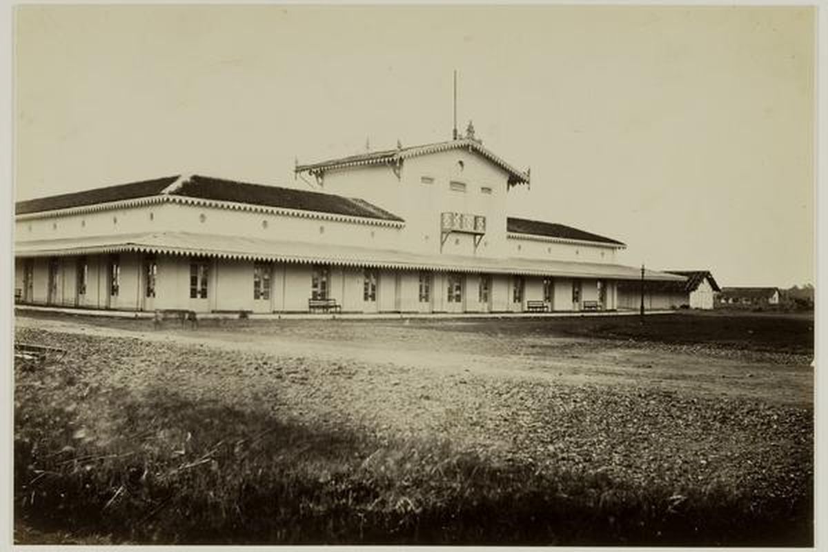 Stasiun Kemijen, Stasiun Samarang NIS, sejarah kereta api, Stasiun Samarang, sejarah kereta api dari masa ke masa, stasiun pertama di indonesia, stasiun samarang, stasiun kereta pertama di indonesia, stasiun kemijen, stasiun kemijen semarang, stasiun kemijen nis, rel pertama Indonesia, rel kereta pertama di indonesia, jalur rel pertama di indonesia, di mana stasiun pertama indonesia, Jejak Stasiun Pertama di Indonesia, Kemijen Semarang yang Kini Hilang Ditelan Rob, Awal Mula Stasiun Kemijen, Kemijen, Jejak Rel yang Tenggelam, Rancangan Arsitektur dan Kompleks Stasiun Samarang, Kawasan Bersejarah yang Kini Terendam