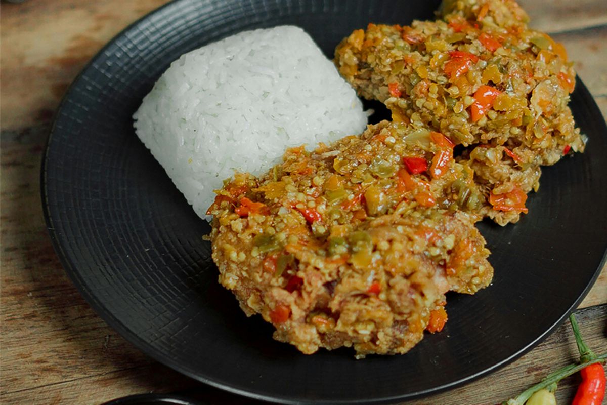 cara bikin sambal ayam geprek, sambal hijau, Cara Bikin Sambal Ayam Geprek Minim Minyak, 3 Bahan Saja, Cara Mengolah Ayam Geprek, Cara Bikin Sambal Ayam Geprek, Cara Mengeprek Ayam, Tips Sambal Ayam Geprek Lebih Nikmat