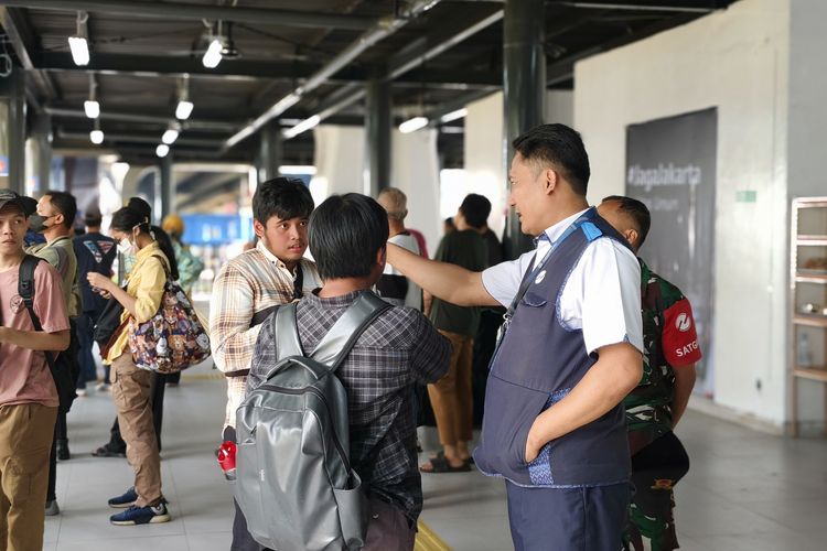 Halte Pasar Senen, halte jaga jakarta, instalasi di halte jaga jakarta, ada apa di halte jaga jakarta, Menengok Halte Jaga Jakarta, Ada Instalasi Puing Sisa Kebakaran
