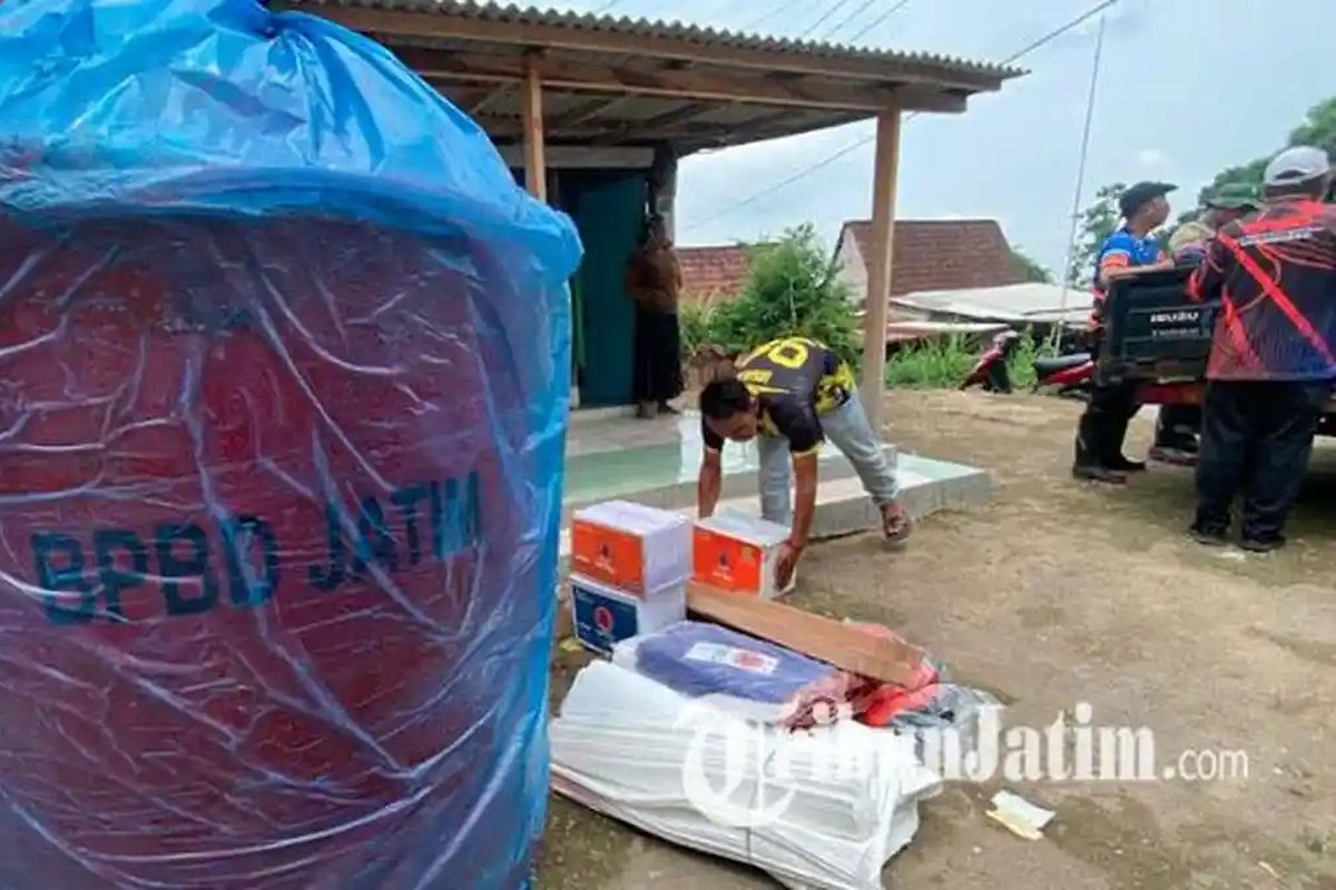 Desa Klekean, konsumsi air hujan, krisis air bersih, Bondowoso, Pipa Utama Rusak akibat Longsor, 420 KK di Desa Klekean Bondowoso Krisis Air Bersih hingga Konsumsi Air Hujan