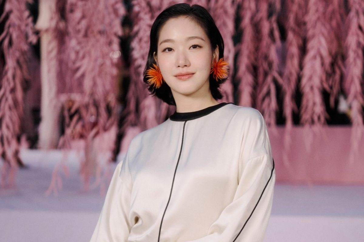 Kim Go eun, peragaan busana, Chanel, Gaya Kim Go eun di Front Row Chanel Paris, Elegan dengan Nuansa Krem, Berbalut busana warna netral, Aksesori minimal dengan aksen berani, Riasan natural untuk wajah dan rambut, Momen front row bersama Tilda Swinton