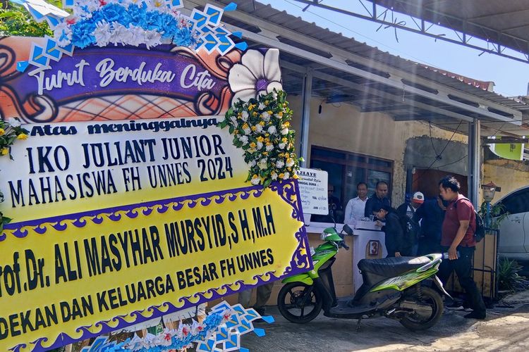 Semarang, Unnes, Unnes Semarang, mahasiswa meninggal, mahasiswa unnes, Iko Juliant, iko juliant junior, iko juliant junior mahasiswa unnes, Iko Juliant Junior unnes, Kematian Mahasiswa Unnes Iko Juliant, Polisi Ralat Lokasi Kecelakaan dan Banyak Kejanggalan, Versi Polisi, Luka dan Ucapan Terakhir, Kronologi Sebelum Insiden, Respons PBH IKA FH Unnes, Latar Belakang Penangkapan Massa, 7 Fakta Kejanggalan dalam Kematian Iko Juliant Junior