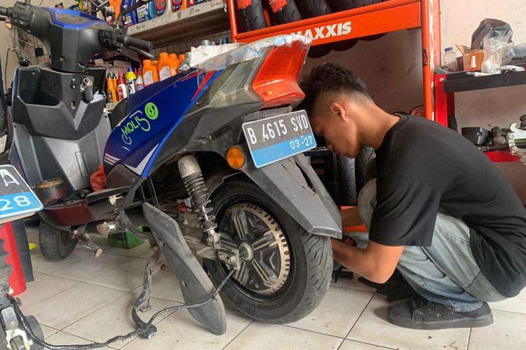 perawatan motor listrik, Tantangan bongkar pasang ban, Biaya servis motor listrik, Kesulitan mekanik, Kesulitan Mengganti Ban Motor Listrik yang Wajib Diketahui, Proses Bongkar Pasang Ban Motor Listrik Lebih Rumit, Biaya Servis Motor Listrik Lebih Tinggi, Mekanik Perlu Memahami Desain Roda Belakang Motor Listrik, Kesimpulan