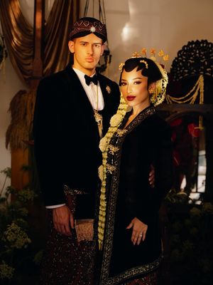 Intip Foto Prewedding Justin Hubner dan Jennifer Copper, Anggun dengan Busana Adat Jawa