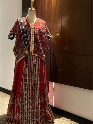 Feby Putri, feby putri menikah, adam febrian, busana adat bugis, gaya pernikahan feby putri, 8 Gaya Pernikahan Feby Putri dan Adam Febrian, Kental Adat Bugis, 1. Gaun pengantin adat Bugis bernuansa merah, 2. Hijab merah serasi dengan busana, 3. Aksesori, 4. Riasan wajah yang bikin pangling, 5. Busana akad bernuansa ungu pastel Feby Putri dan Adam Febrian tampil elegan dalam adat Bugis saat menikah. Dari prosesi Mapacci hingga akad nikah, semua detail sarat makna dan simbol., 6. Bunga Niguba, 7. Makeup natural dengan sentuhan bold, 8. Adam dengan baju bodo pria 