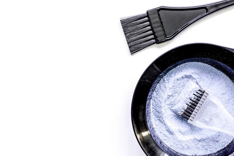 bleaching, 8 Tanda Rambut Harus Berhenti Dibleaching, Termasuk Mudah Patah, 1. Rambut terasa kasar seperti jerami, 2. Helai rambut menjadi sangat mudah patah, 3. Tekstur rambut menjadi lembek saat basah, 4. Kilau alami rambut mulai menghilang, 5. Proses penataan rambut memakan waktu lama, 6. Warna rambut memudar dengan sangat cepat, 7. Kerontokan rambut yang tidak wajar, 8. Kondisi rambut sudah mencapai batas maksimal