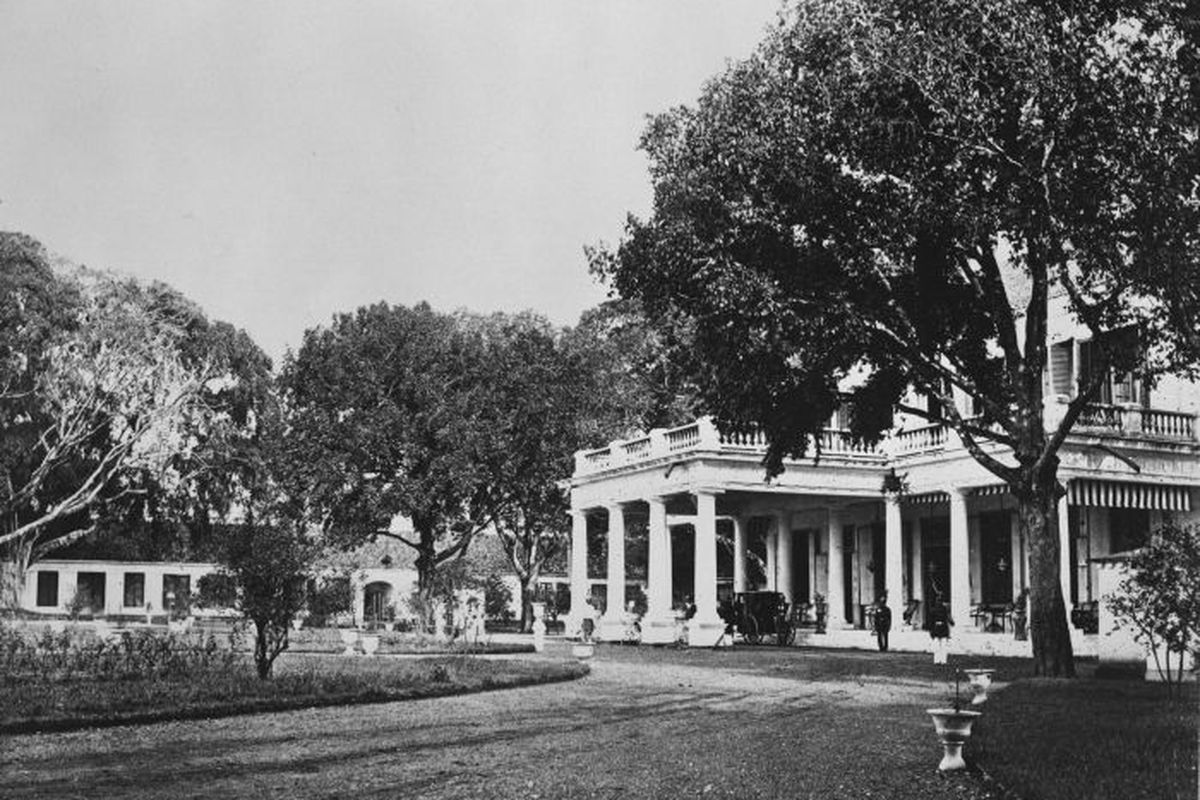Surabaya, sejarah gedung grahadi surabaya, Grahadi Surabaya, Grahadi, sejarah gedung grahadi, Melihat Gedung Grahadi di Masa Lalu, Rumah Kebun Pejabat Belanda di Tepi Kalimas, Dibangun Sejak 1795 dengan Biaya 14.000 Ringgit, Saksi Pertemuan Soekarno dan Jenderal Hawtorn, Istana Kecil bagi Para Presiden RI, Arsitektur Tuinhuis dan Oud Hollandstijl, Dari Pinggiran Kota Jadi Pusat Pemerintahan