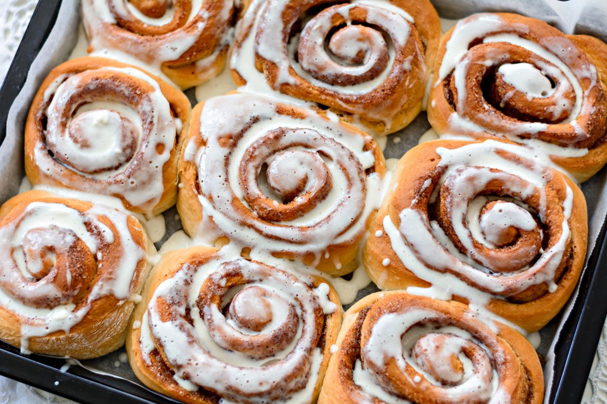 resep cinnamon roll cake, cinnamon roll, cinnamon roll cake ala cafe, kue kayu manis praktis, resep kue 3 bumbu, camilan manis sederhana, Resep Cinnamon Roll Cake ala Cafe, Simpel Banget Modal 3 Bumbu