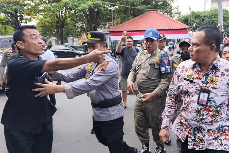 Pati, bupati pati, bupati pati sudewo, Sudewo, PBB-P2 250 persen, bupati Pati didemo warga, Benarkah Aksi Unjuk Rasa 13 Agustus Batal Setelah Bupati Sudewo Setuju Cabut Kenaikan PBB Pati? Ini Klarifikasinya, Yayak Gundul: Aksi Unjuk Rasa 13 Agustus Batal, Sahal Mahfudh: Aksi Demo Diganti Khataman dan Istigosah, Teguh Istiyanto: Aksi Unjuk Rasa 13 Agustus Tetap Digelar, Ahmad Husein: Yayak Gundul Bukan Bagian Kelompok Kami, Demo Tetap Akan Digelar, Yayak Gundul Merasa Dikhianati