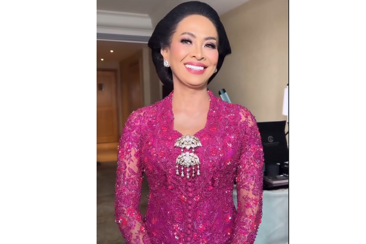 Alyssa Daguise, Al Ghazali, ibu Alyssa Daguise, ngunduh mantu Al Ghazali, pernikahan al ghazali, Ngunduh Mantu Al Ghazali, venue ngunduh mantu al ghazali, konsep ngunduh mantu al ghazali, ibu alyssa daguise, gaya ibu alyssa saat ngunduh mantu al alghazali, gaya ibu alyssa daguise, ibu dari alyssa daguise, Hadir di Ngunduh Mantu Al Ghazali, Ibu Alyssa Daguise Tampil Anggun dengan Kebaya