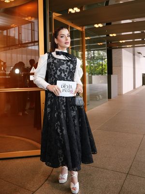 Meryl Streep, Anne Hathaway, The Devil Wears Prada, Andy Sachs, Miranda Priestly, Tasya Farasya, 7 Gaya Tasya Farasya saat Interview Meryl Streep dan Anne Hathaway, Sentuhan Couture, 1. Dominasi warna hitam-putih yang klasik, 2. Detail lace yang memberi tekstur mewah, 3. Siluet panjang bergaya formal, 4. Sentuhan kerah pita bernuansa klasik, 5. Potongan fitted di bagian atas, 6. Rok bervolume yang memberi efek dramatis, 7. Tata rambut sleek untuk menyeimbangkan keseluruhan look