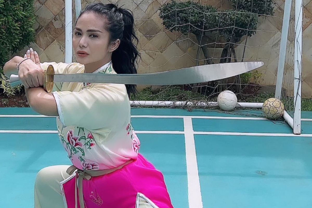 Krisdayanti, wushu, kris dayanti wushu, kris dayanti trenggono mencintaimu, kris dayanti saat latihan wushu, world kungfu championships 2025, kris dayanti raih medali perak, 7 Gaya Kris Dayanti Saat Latihan Wushu, Anggun dan Energik, 1. Kostum merah bermotif naga, 2. Seragam pink Shanghai, 3. Setelan modern dan kipas lipat, 4. Busana fuchsia dengan bordir emas, 5. Gaya sporty, 6. Kostum merah marun, 7. Nuansa abu-abu dengan tombak wushu