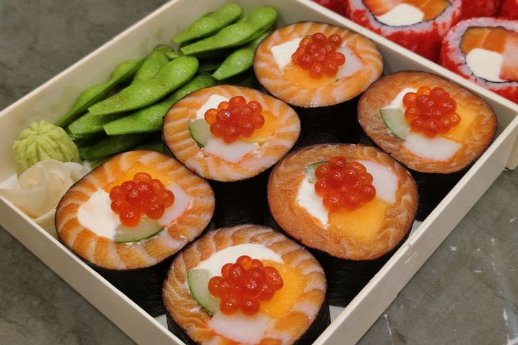 Sushi Hiro, sushi isi buah, sushiro hang tuah, sushi hiro menu baru, Jumbo Sushi Fruity Surprise, Mencicipi Sushi Isi Stroberi dan Mangga Berbalut Salmon, Seperti Apa Rasanya?