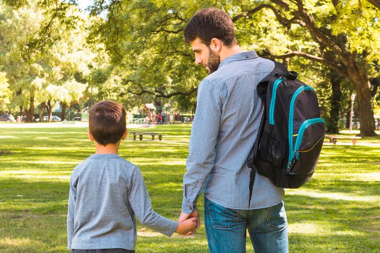 Mengantar anak sekolah, manfaat mengantar anak sekolah, ayah mengantar anak ke sekolah, manfaat dekat dengan anak, manfaat ayah dekat dengan anak, ayah mengantar anak sekolah, mengantar anak sekolah, 4 Manfaat Ayah Mengantar Anak ke Sekolah, Tak Cuma Antar-Jemput, 1. Membangun kedekatan emosional, 2. Menyadari perkembangan anak, 3. Menumbuhkan empati dan rasa syukur, 4. Menjadi role model positif
