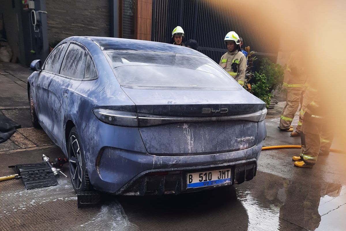 BYD Indonesia, damkar, BYD seal, byd seal terbakar, Kronologi BYD Seal yang Terbakar di Palmerah