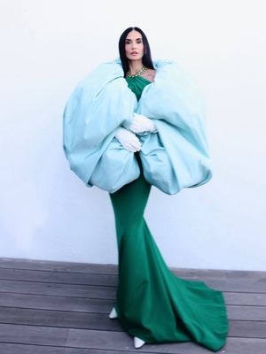 Demi Moore, Gaya Demi Moore di Closing Cannes 2026, Pakai Balenciaga Haute Couture