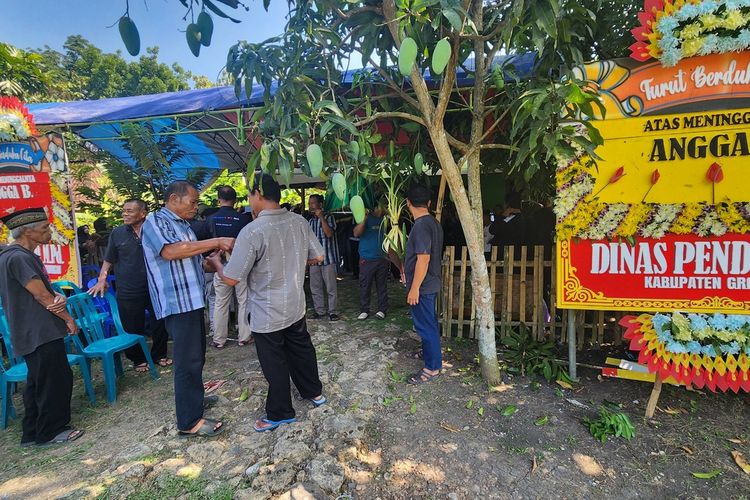 kekerasan anak, bullying, Grobogan, siswa tewas, Perundungan anak, bullying pelajar, penganiayaan siswa, bullying di grobogan, Angga Bagus Perwira, bullying siswa SMP Grobogan, kasus kekerasan sekolah, penganiayaan siswa di grobogan, perundungan anak di grobogan, Siswa SMP di Grobogan Tewas di Sekolah, Diduga Dibullly, Sempat Kejang di Kelas, Jenazah Dibawa untuk Otopsi, Keluarga Ungkap Angga Sering Jadi Korban Bullying, Orangtua Korban Tuntut Keadilan, Polisi Dalami Dugaan Penganiayaan dan Bullying, Ada Tanda Kekerasan di Kepala