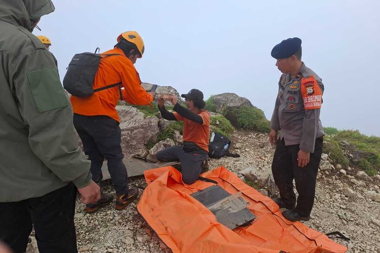 Keluarga Capt Andy Masih Berharap Ada Mukjizat, Ingin Sang Pilot Bisa Ditemukan Selamat, Harapan Keluarga di Tengah Usaha Pencarian Korban, Informasi Lost Contact Didapat dari Perusahaan, Kontak Terakhir dengan Capt Andy Sebelum Penerbangan, Sosok Capt Andy di Mata Keluarga, Suasana Haru di Kediaman Keluarga, Perkembangan Operasi SAR Hari Ketiga