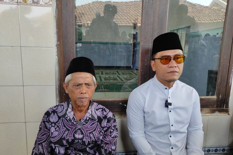 Demak, Ahmad Zuhdi, guru madin, guru Madin, Gus Miftah, Taj Yasin Maemoen, wrapup, Zayinul Fata, guru madin didenda Rp 25 juta, guru madin demak, Kisah Guru Madin yang Didenda Rp25 Juta, Kini Tolak Wali Murid yang Ingin Kembalikan Uangnya, Kronologi Kejadian: Guru Tampar Siswa Setelah Dilempar Sandal, Sempat Ada Mediasi dan Tandatangan Surat Pernyataan, Uang Damai Disepakati Rp 12,5 Juta Setelah Negosiasi, Uang Damai Dikembalikan SM, Zuhdi Menolak Menerima, Ketua DPRD Demak: Jangan Ada Kriminalisasi terhadap Guru, Wakil Gubernur Taj Yasin Ingatkan Peran Orangtua dalam Pendidikan Karakter, Gus Miftah Beri Donasi, Ingin Ringankan Beban Guru Ngaji