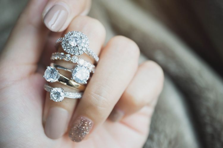 stackable ring, cincin, cincin tunangan, cincin bertumpuk, Tren Cincin Tunangan 2026 Bergeser, Kini Banyak Pasangan Pilih Model Bertumpuk, Cincin tunangan kini lebih personal, Tidak harus seragam, Bentuk oval hingga perpaduan warna logam makin populer, Bisa minimalis maupun bold