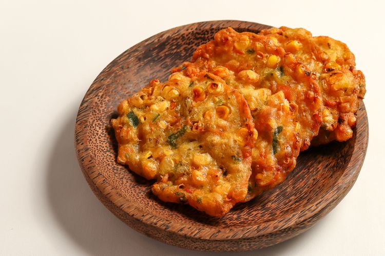 camilan jagung praktis, resep bakwan jagung crispy, resep bakwan jagung crispy tahan lama, trik gorengan renyah, tepung untuk bakwan jagung, Trik Bikin Bakwan Jagung Crispy, Kunci di Campuran 2 Tepung Ini, Bumbu Halus, Trik 1: Campuran tepung terigu + tepung beras, Trik 2: Adonan jangan terlalu encer, Trik 3: Minyak panas stabil ketika menggoreng, Tips Tambahan