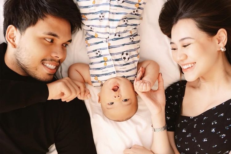 Aaliyah Massaid, Thariq Halilintar, Aaliyah Massaid dan Thariq Halilintar, aaliyah massaid jadi ibu, baby arash anak thariq, 7 Momen Hangat Aaliyah Massaid dan Thariq Halilintar dengan Baby Arash yang Berusia 3 Bulan, 1. Momen hangat keluarga kecil, 2. Busana sporty, 3. Thariq gendong dan cium Baby Arash, 4. Peluk hangat ibu, 5. Baby Arash tengkurap di kasur, 6. Momen bertiga di dekat jendela, 7. Kebersamaan penuh tawa