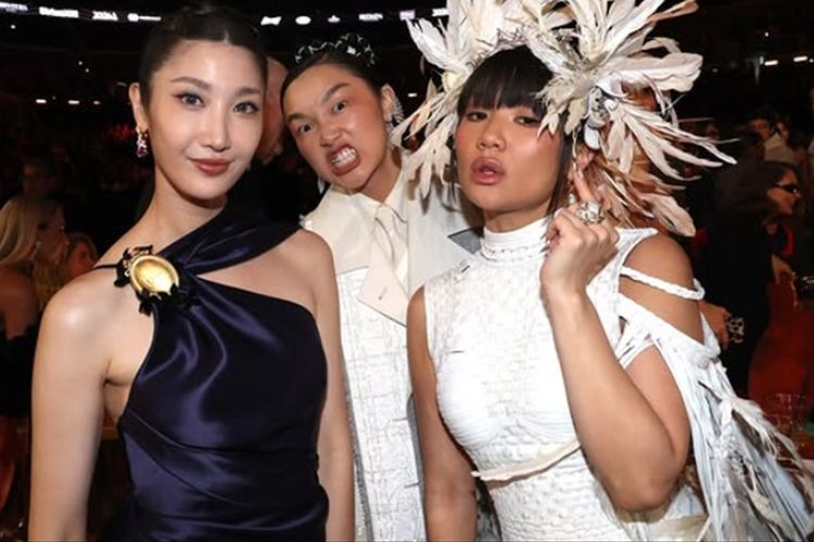 Grammy, Grammy Awards 2026, Di Balik Gaya HUNTR/X di Grammy 2026, Rayakan Identitas dan Akar Budaya, Penampilan yang melampaui fashion, Audrey Nuna dan kisah keluarga imigran, Rei Ami dan simbol ketahanan budaya Korea, EJAE dan identitas hibrida, Fashion sebagai medium cerita